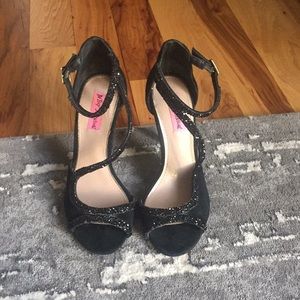 Betsey Johnson Glimer black heels 7